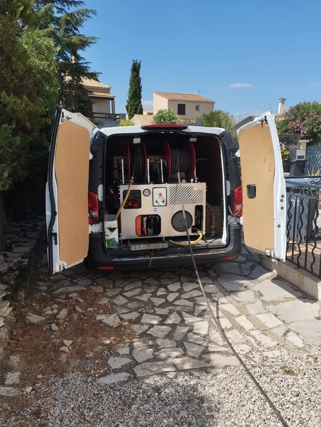 Hydrocureuse haute pression installée dans le camion