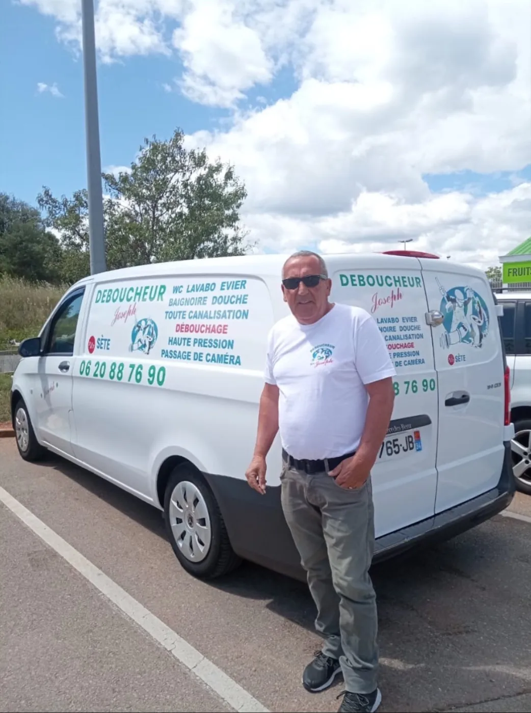 Moi, Joseph, devant mon camion Déboucheur Joseph